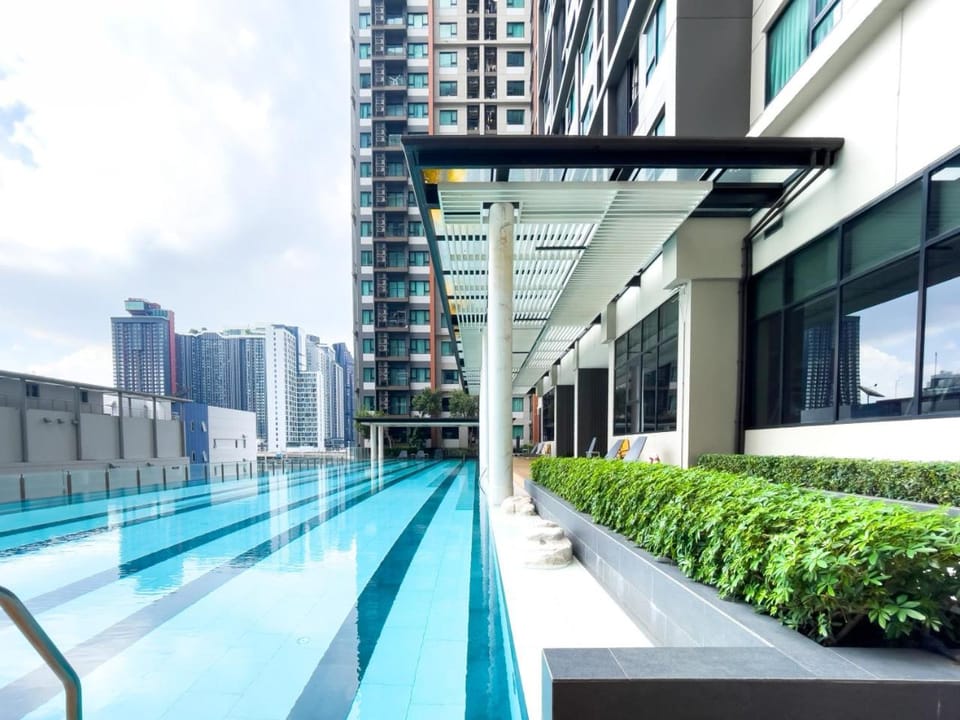 150 m to MRT l Workspace and Kitchen l Suana l Sontana Apartment in Bangkok