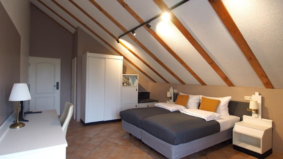 Bed, TV and multimedia, Photo of the whole room, Seating area, Bedroom, internet, wardrobe