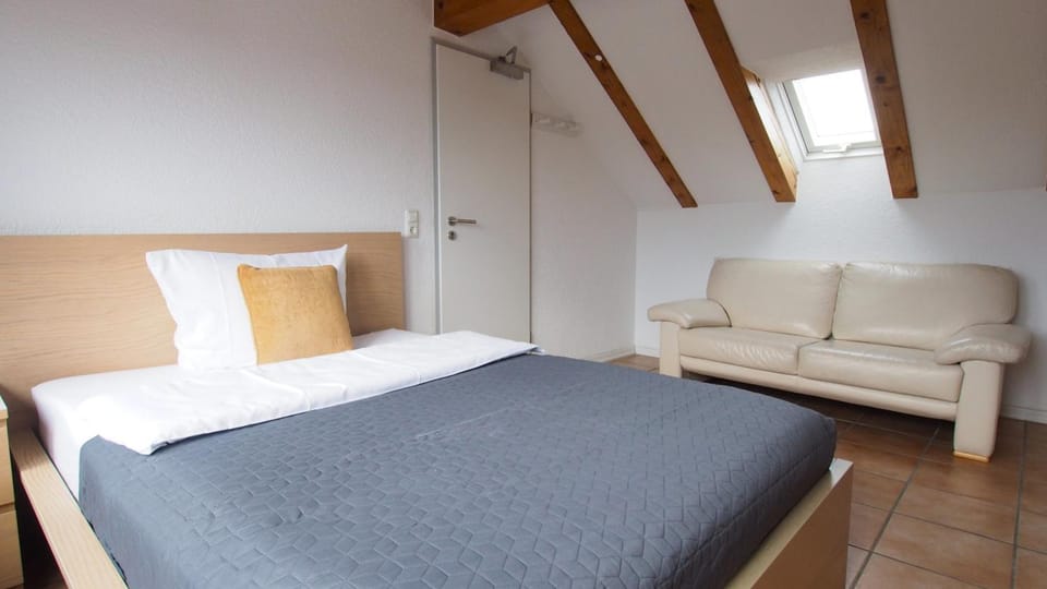 Bed, Photo of the whole room, Seating area, internet