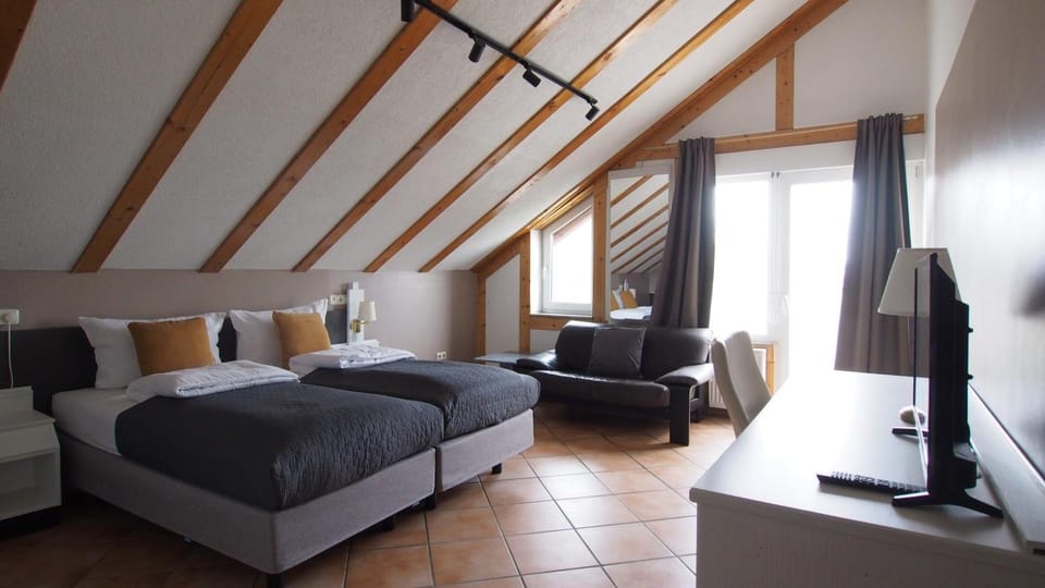 Bed, TV and multimedia, Balcony/Terrace, Photo of the whole room, Business facilities, Seating area, Bedroom, internet