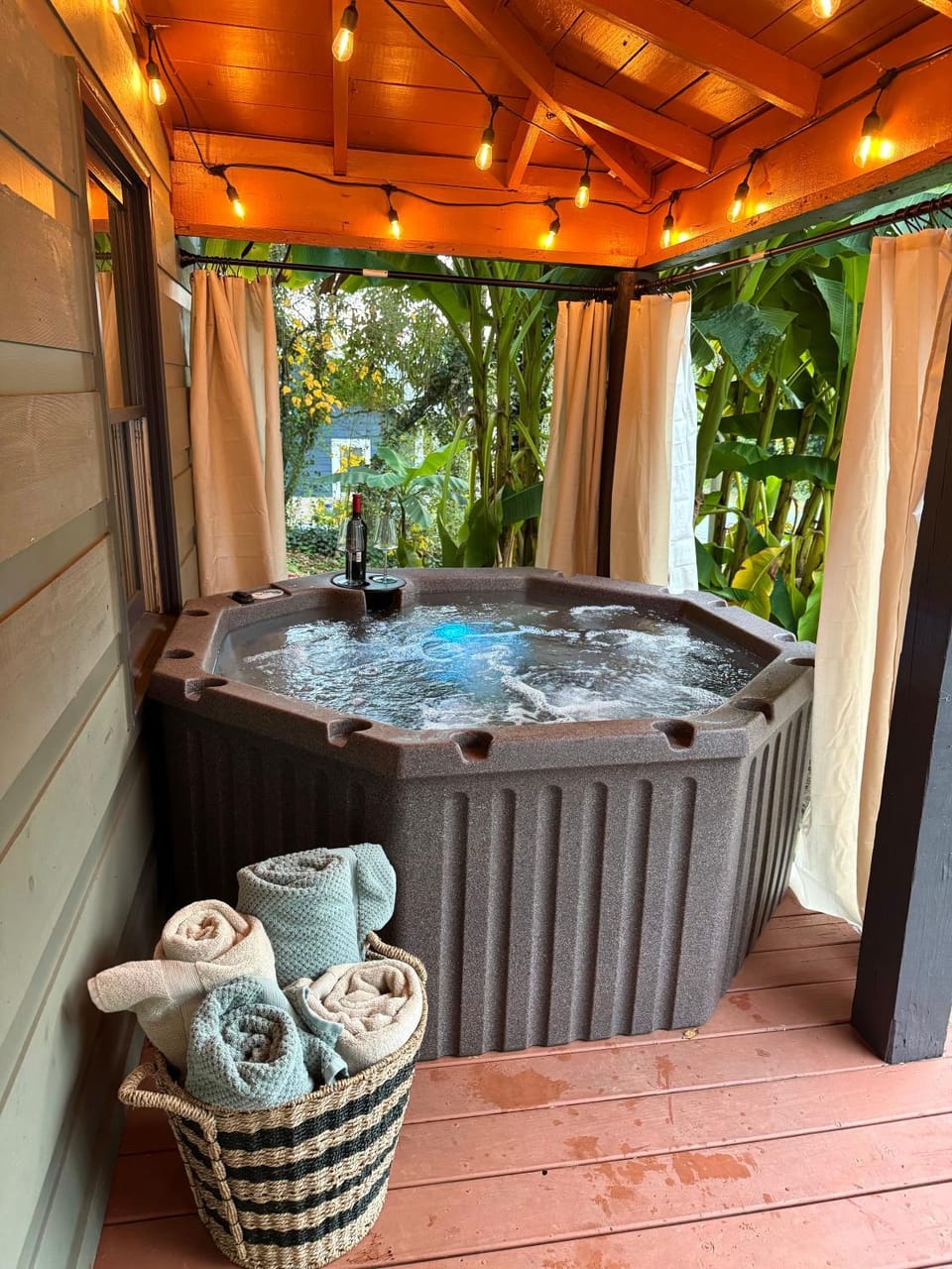 Charming Cabin with Hot Tub, Fireplace, Fire Pit, 2 minutes to downtown Cabin in Ellijay