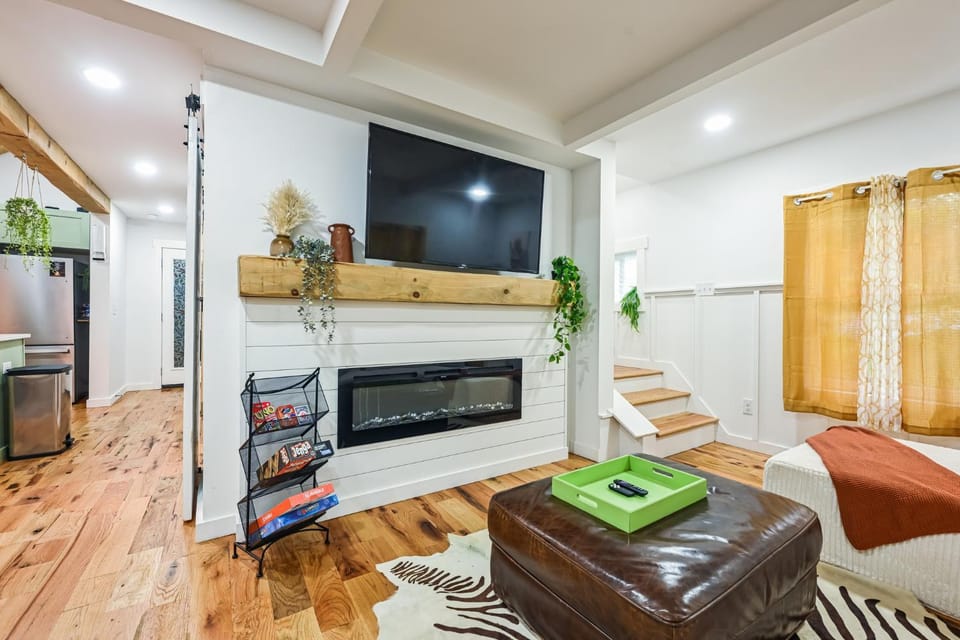 Charming Cabin with Hot Tub, Fireplace, Fire Pit, 2 minutes to downtown Cabin in Ellijay