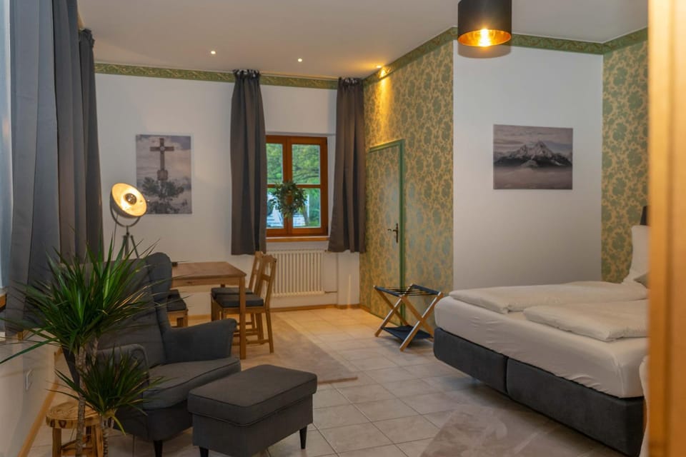 Bed, Living room, Photo of the whole room, Seating area, Bedroom