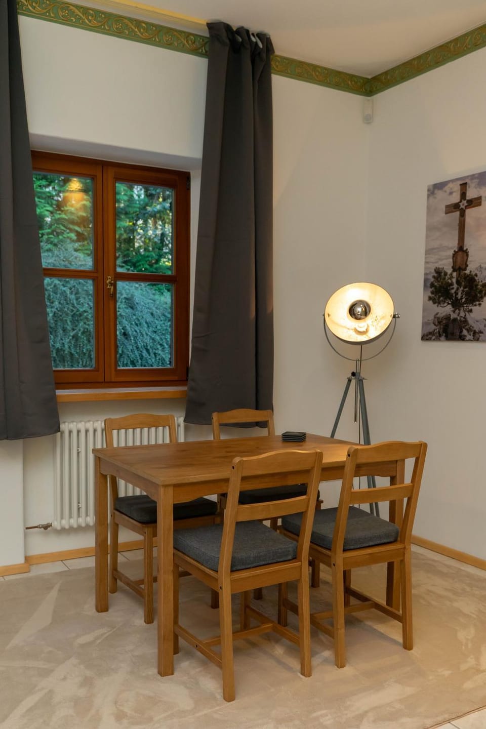 Seating area, Dining area