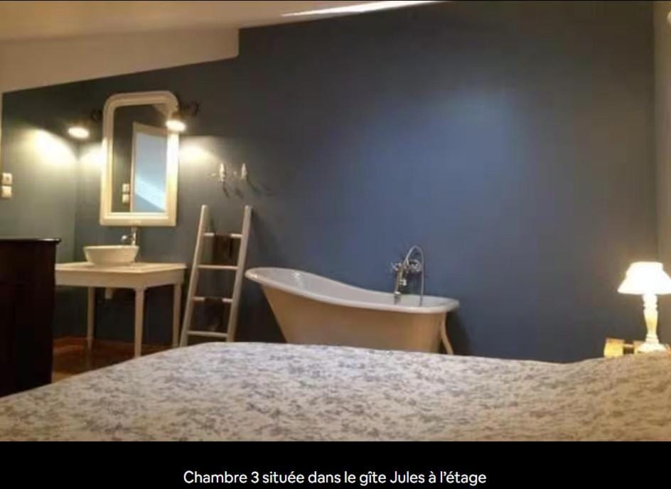 Photo of the whole room, Bath