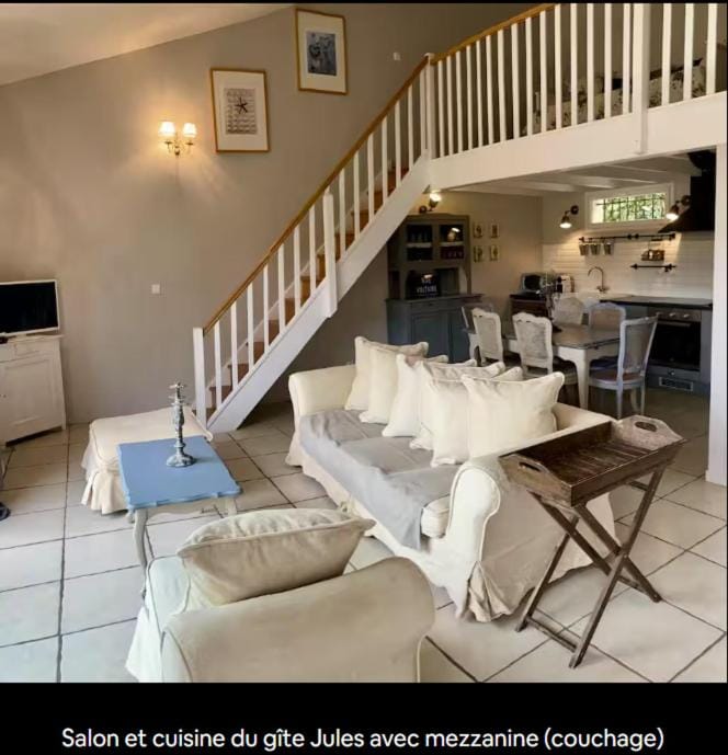 Communal lounge/ TV room, TV and multimedia, Kitchen or kitchenette, Living room, Seating area, Dining area