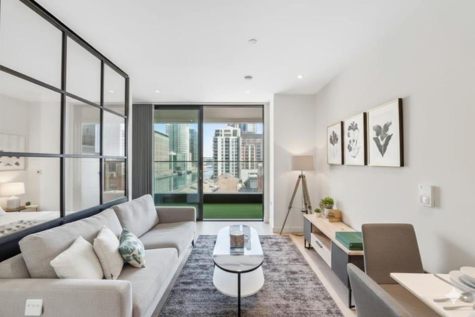 Large Studio Balcony Spa Gym Pool Sauna Roof Bar Apartment in London