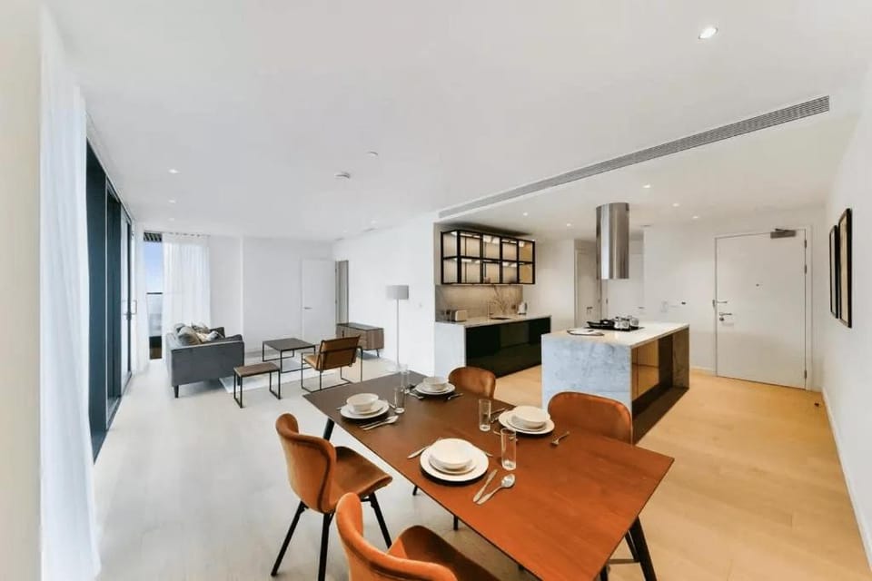 2 Bedrm Apartment Wrap Balcony Spa Gym Pool Sauna Apartment in London