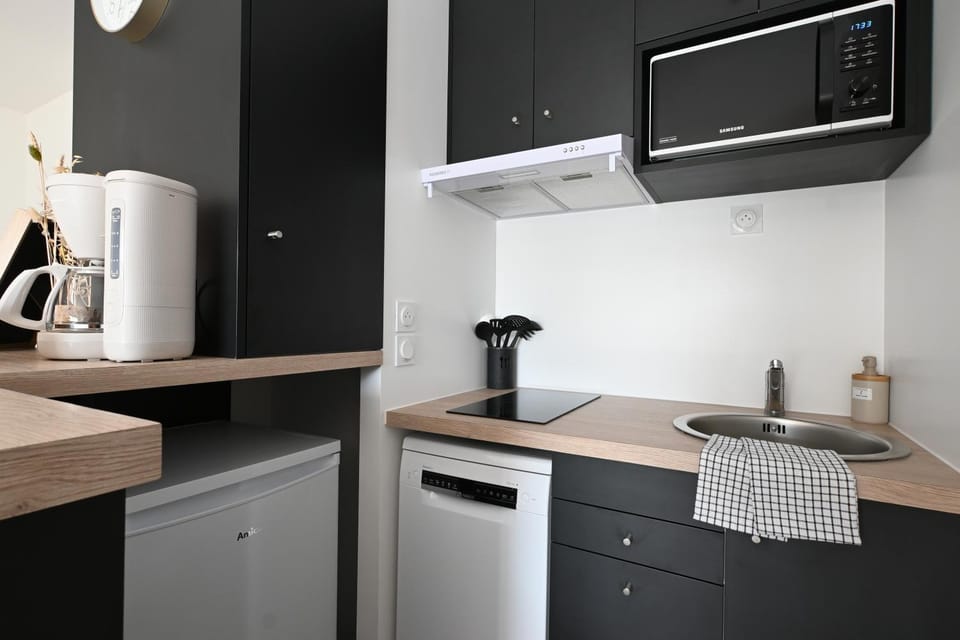 Coffee/tea facilities, Kitchen or kitchenette, dishwasher, stove, toaster