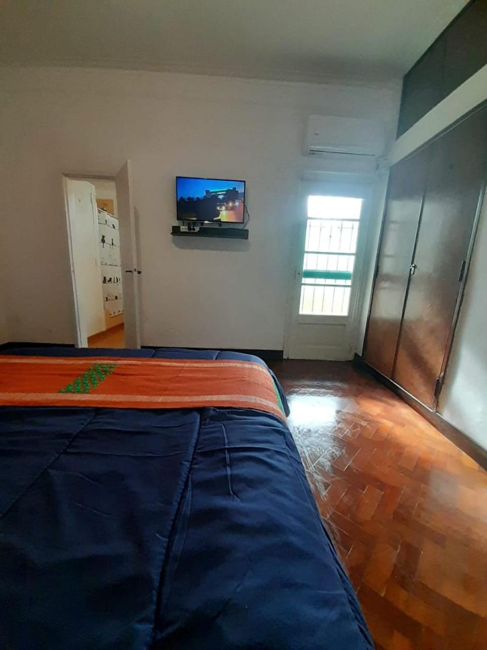 Bed, TV and multimedia, Photo of the whole room, Bedroom, air conditioner