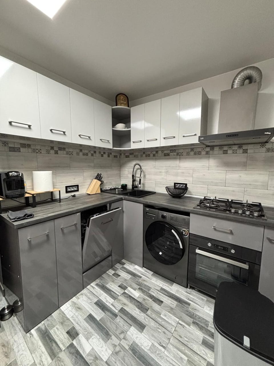 Kitchen or kitchenette, dishwasher, stove, washing machine