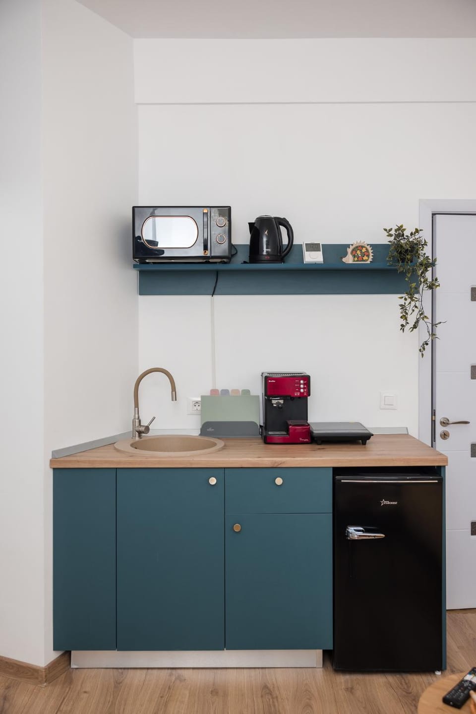 Kitchen or kitchenette, minibar