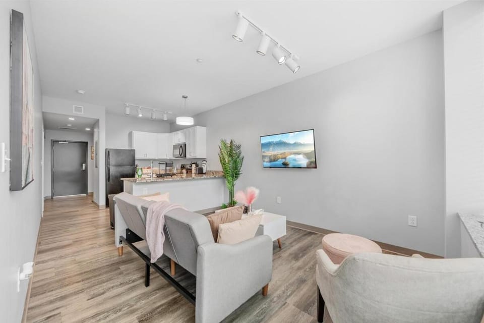 DT Pet Friendly Parking Gym Wifi Coffee Apartment in Cleveland Heights