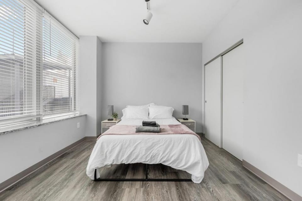 DT Pet Friendly Parking Gym Wifi Coffee Apartment in Cleveland Heights