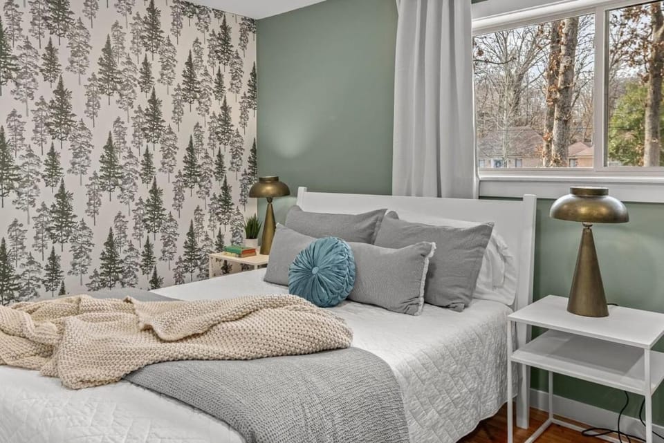 Spacious Family Haven - Walk to Downtown & JBU House in Siloam Springs