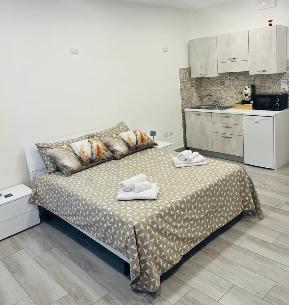 Bed, Photo of the whole room, towels