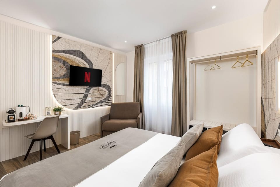 Bed, TV and multimedia, Photo of the whole room, Bedroom