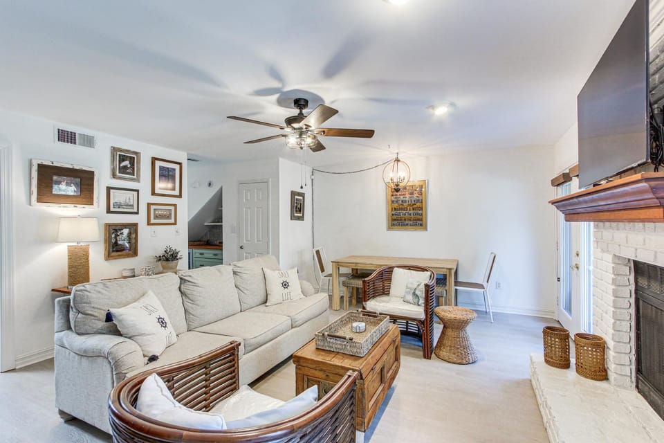 Inviting Home w/ Golf Course View in Diamondhead! House in Diamondhead