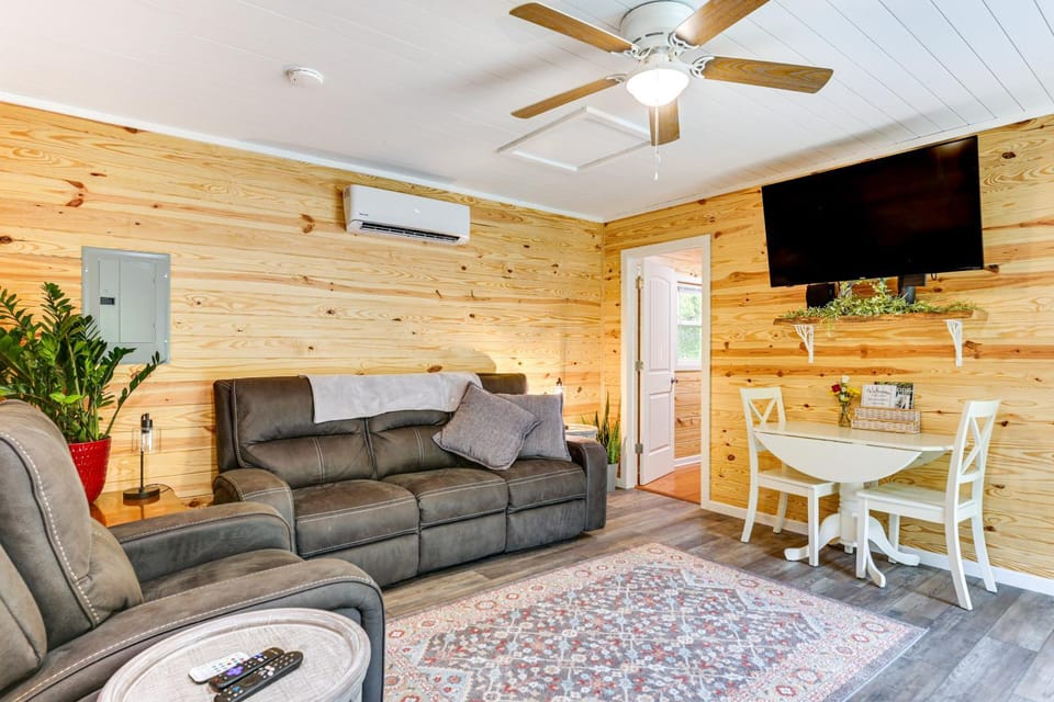 Cottage Close to Caves & Trails in Hocking Hills! House in Falls Township