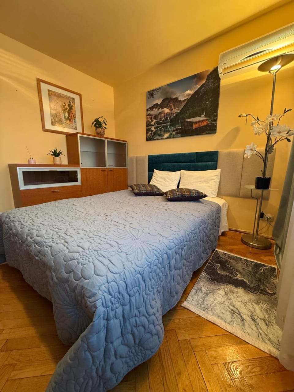 Bed, Living room, Photo of the whole room, Seating area, Bedroom
