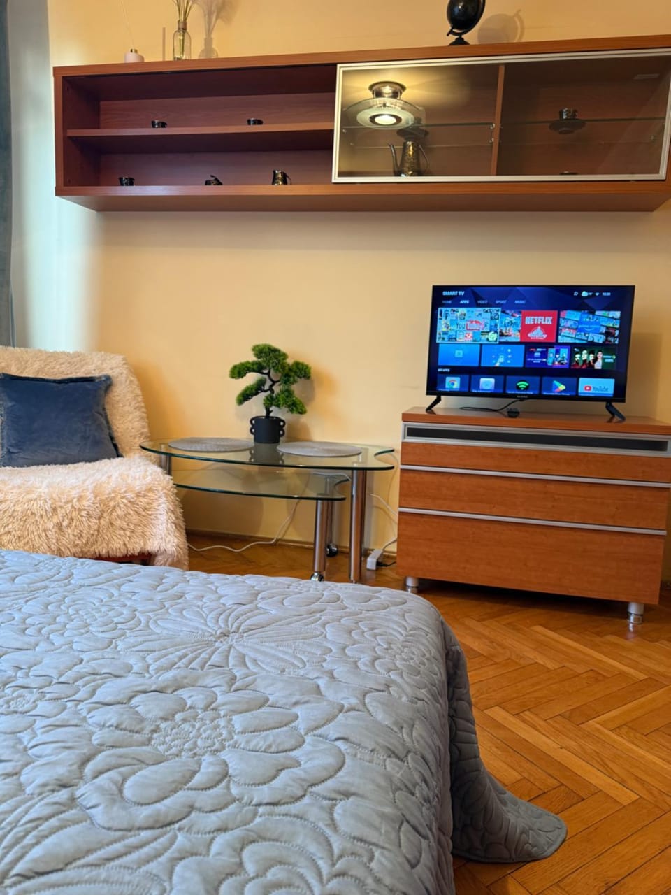 Bed, TV and multimedia, Seating area