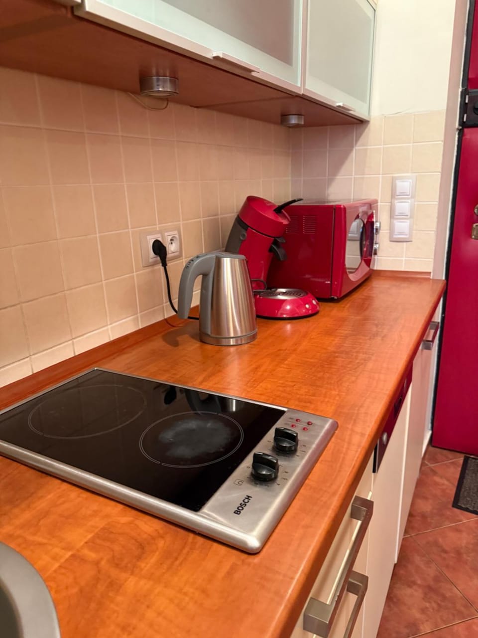 Coffee/tea facilities, Kitchen or kitchenette, stove