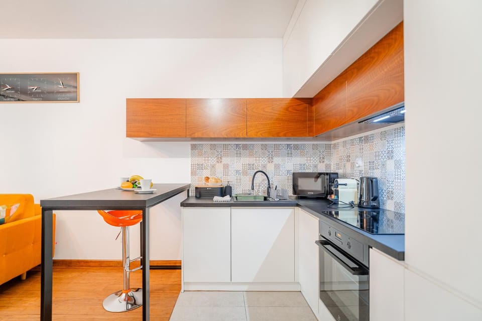 Coffee/tea facilities, Kitchen or kitchenette, oven, stove