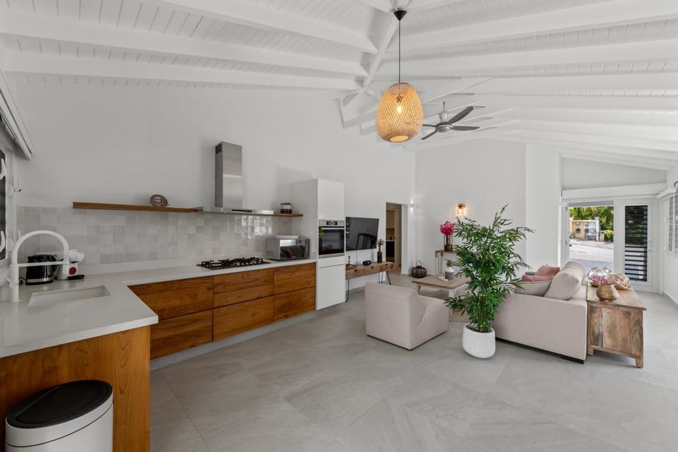 Kitchen or kitchenette, dishwasher, stove