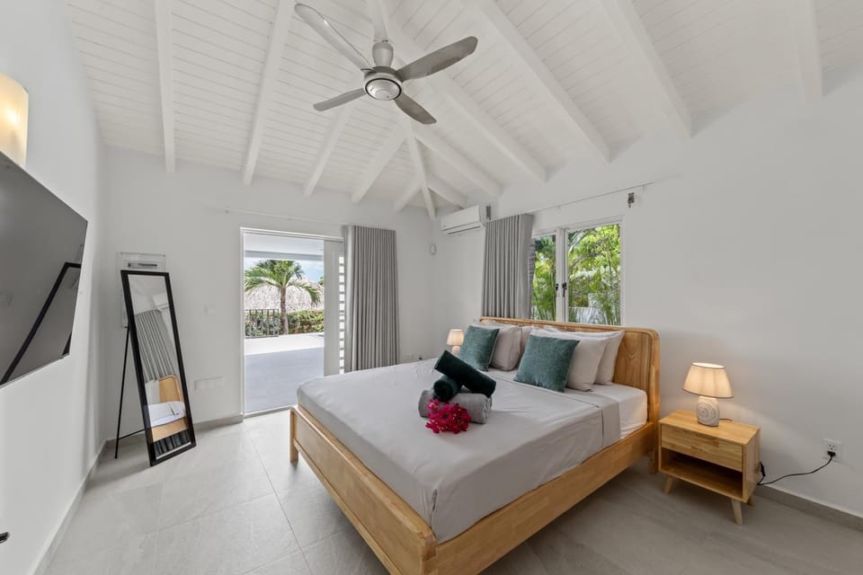 Bed, TV and multimedia, Bedroom