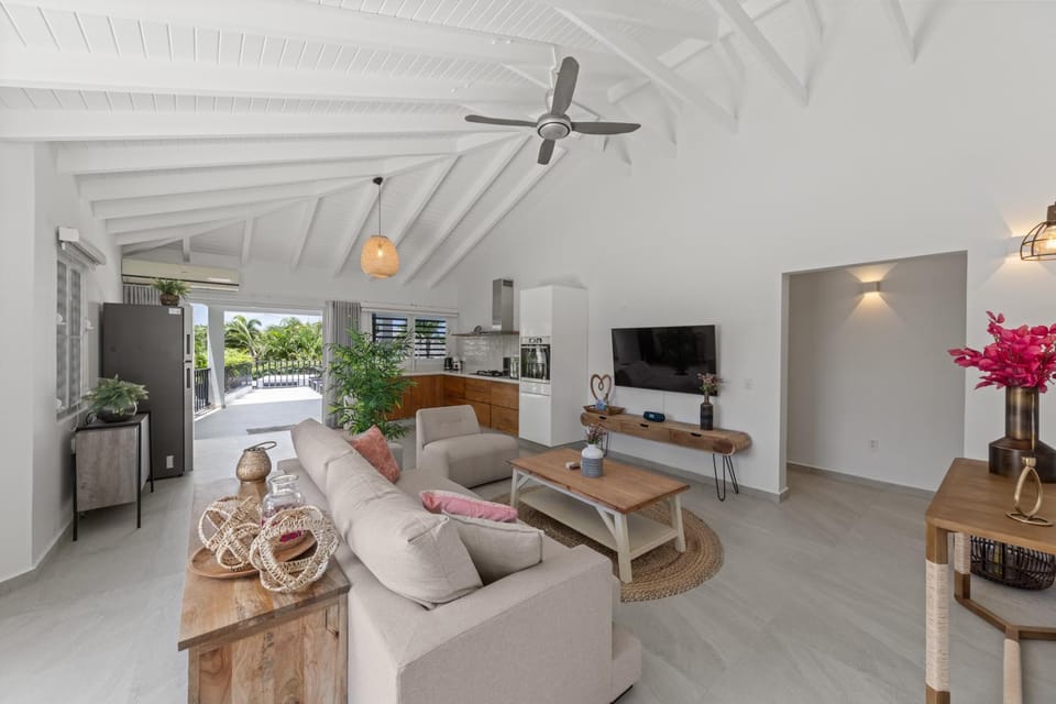 TV and multimedia, Kitchen or kitchenette, Living room, Seating area, Evening entertainment
