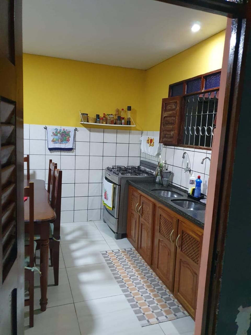 Kitchen or kitchenette, dishwasher, stove