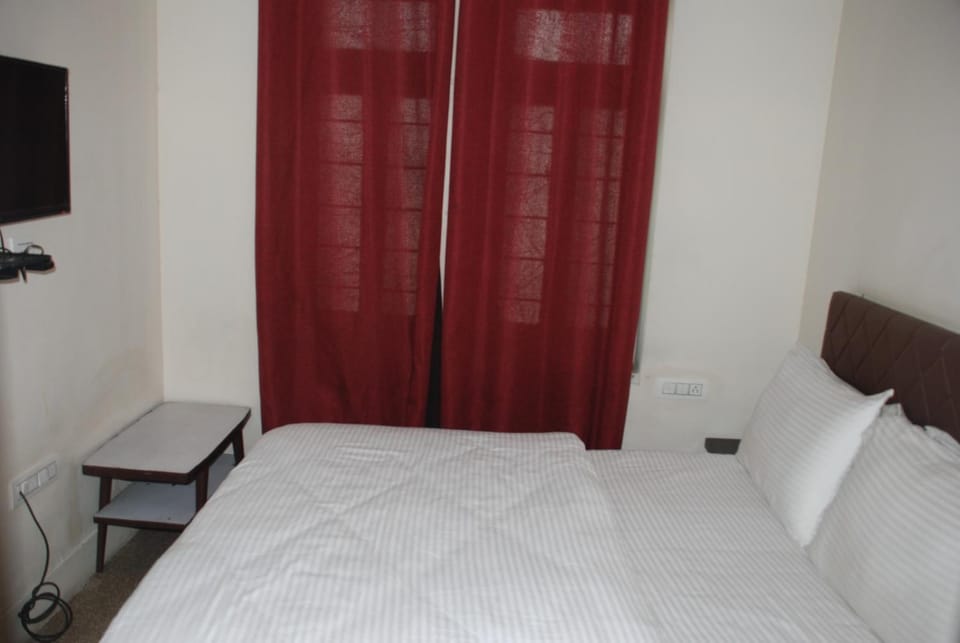 Bed, TV and multimedia, Photo of the whole room, Bedroom, hair dresser