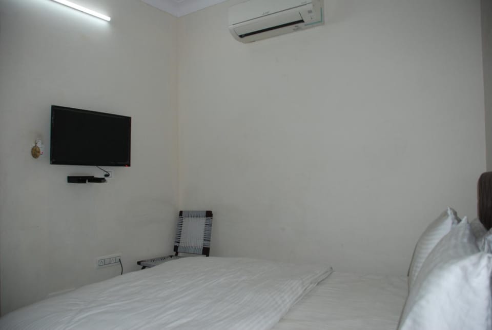 Bed, TV and multimedia, Photo of the whole room, Bedroom, air conditioner