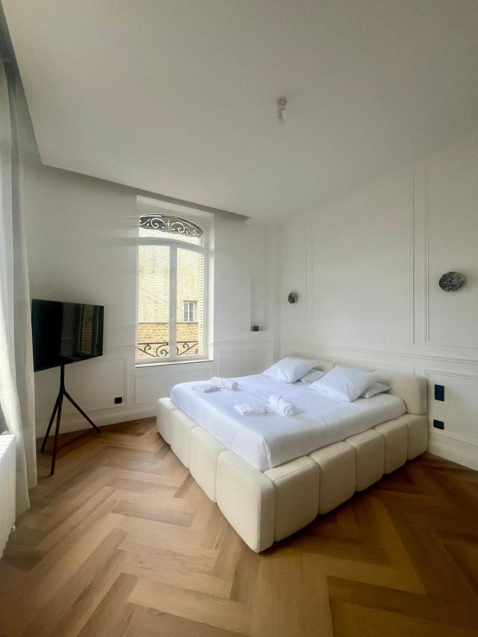Bed, TV and multimedia, Photo of the whole room, Bedroom
