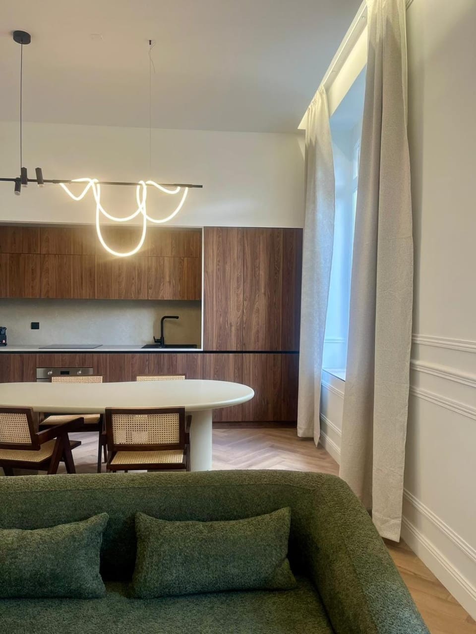 Kitchen or kitchenette, Living room, Seating area, Dining area