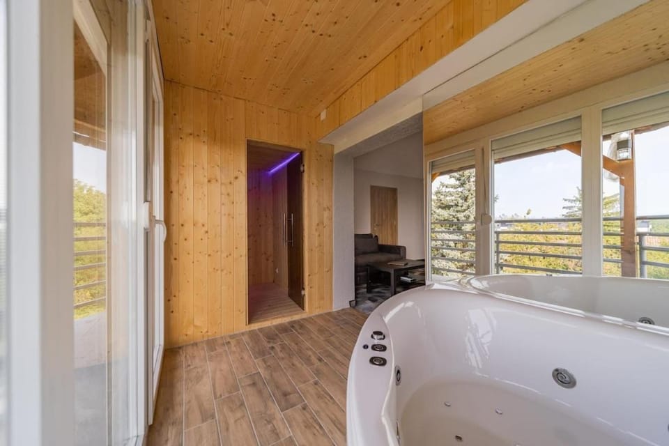 Bed, Natural landscape, Hot Tub, TV and multimedia, Photo of the whole room, Bedroom