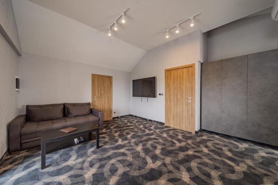 Bed, TV and multimedia, Living room, Photo of the whole room, Seating area, Bedroom, wardrobe