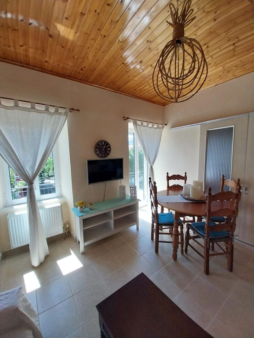 TV and multimedia, Living room, Seating area, Dining area