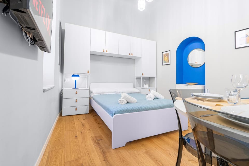 Bed, TV and multimedia, Bedroom