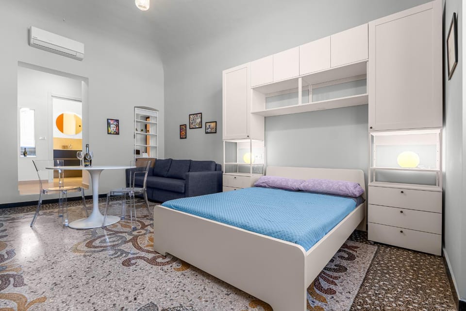 Seating area, Bedroom, wardrobe