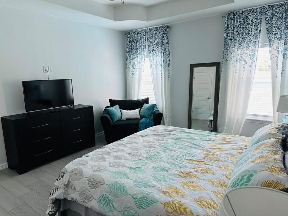Quiet Cozy Spacious Stay w Private Pool House in Brownsville