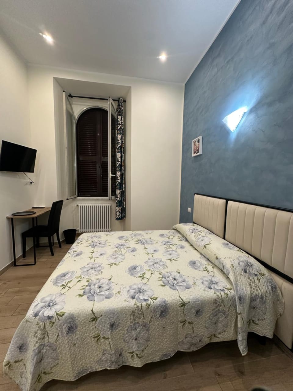 Bed, TV and multimedia, Photo of the whole room, Bedroom