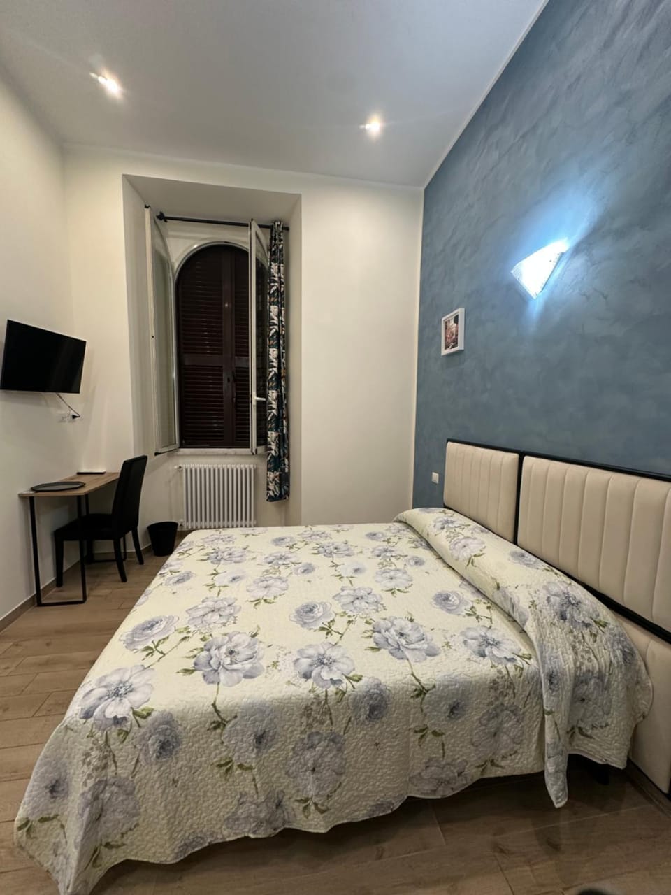 Bed, TV and multimedia, Photo of the whole room, Bedroom