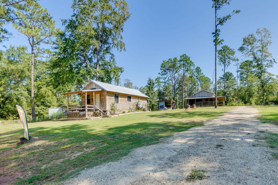 Lake Eufaula Access: Cozy Wood Cabin w/ Yard! Cabin in Alabama