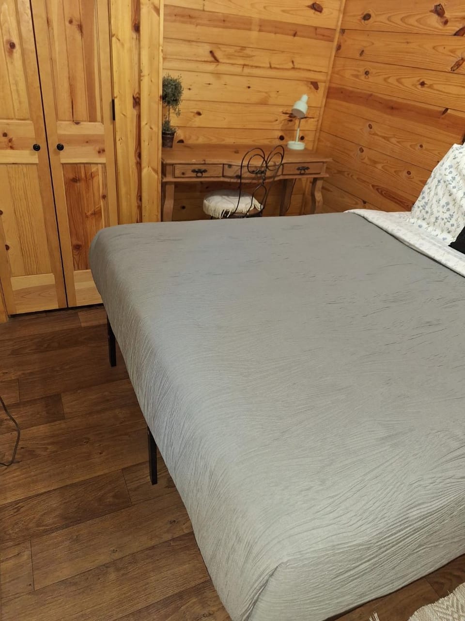 Cozy Cabin near Dove Ridge Winery and Lake Weatherford Cabin in Texas