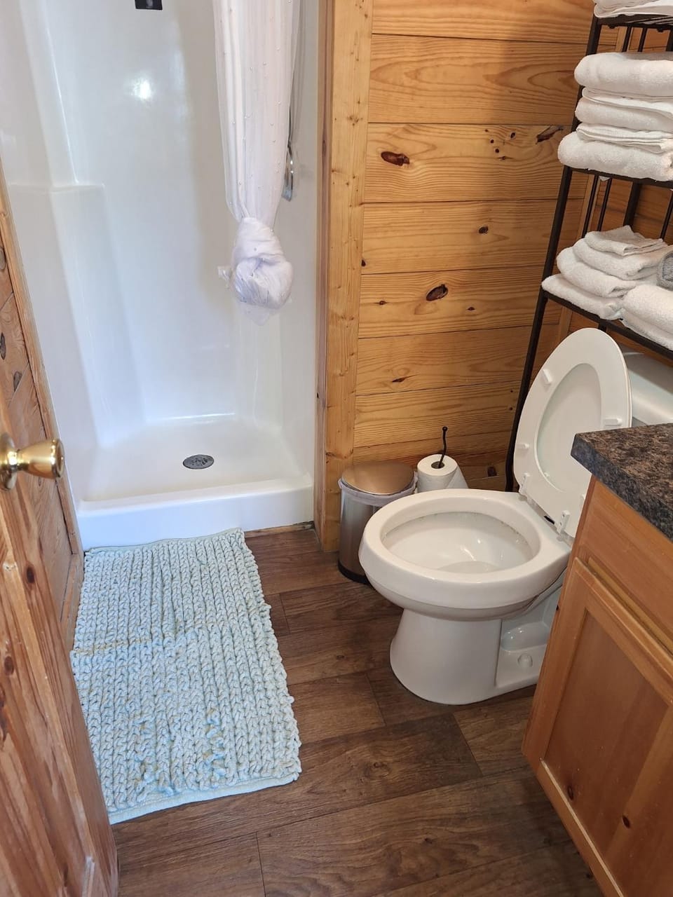 Cozy Cabin near Dove Ridge Winery and Lake Weatherford Cabin in Texas