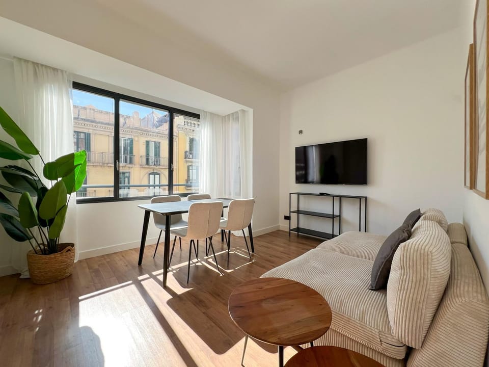 TV and multimedia, Living room, Seating area, Dining area