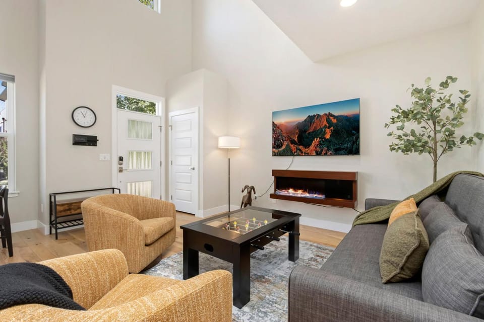 Rams Roost with Rooftop Hot Tub, Patio and Family Fun House in Fort Collins