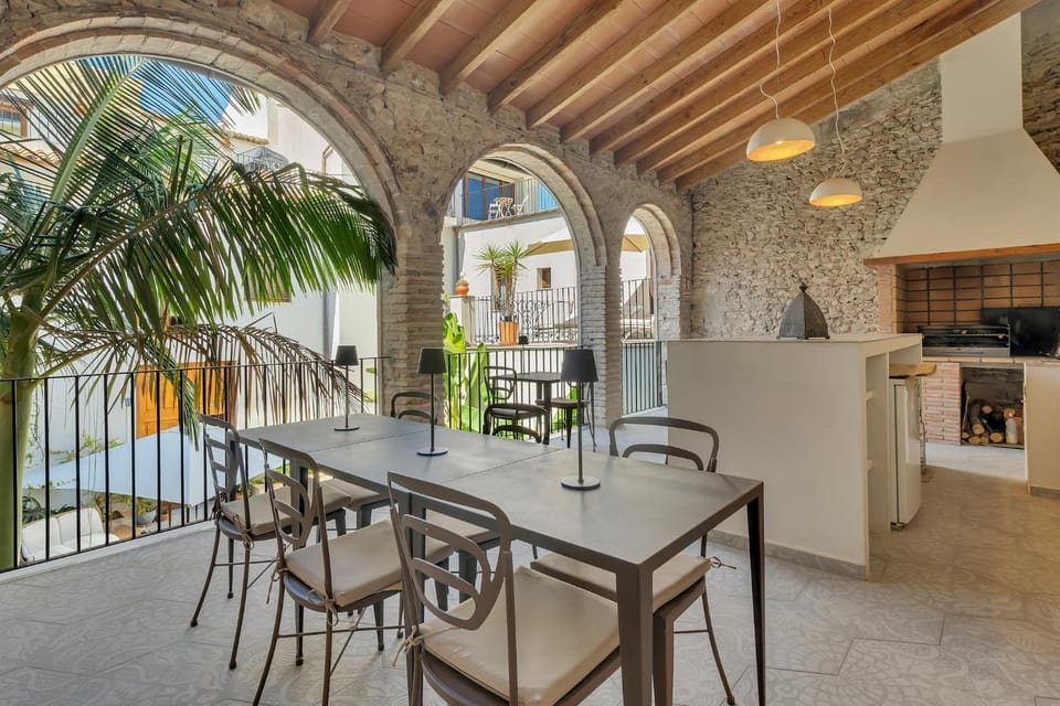 Restaurant/places to eat, BBQ facilities, Banquet/Function facilities, Seating area, Dining area, Internal: Not applicable to any particular room