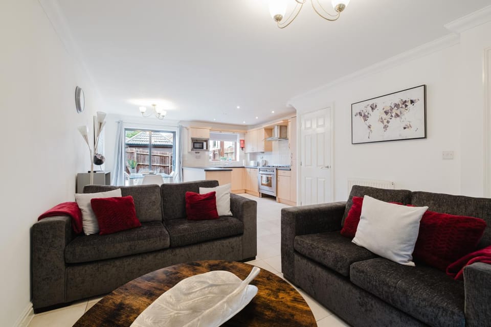 Spacious 3 Bedroom Home With 2 Bathrooms Apartment in Aylesbury Vale